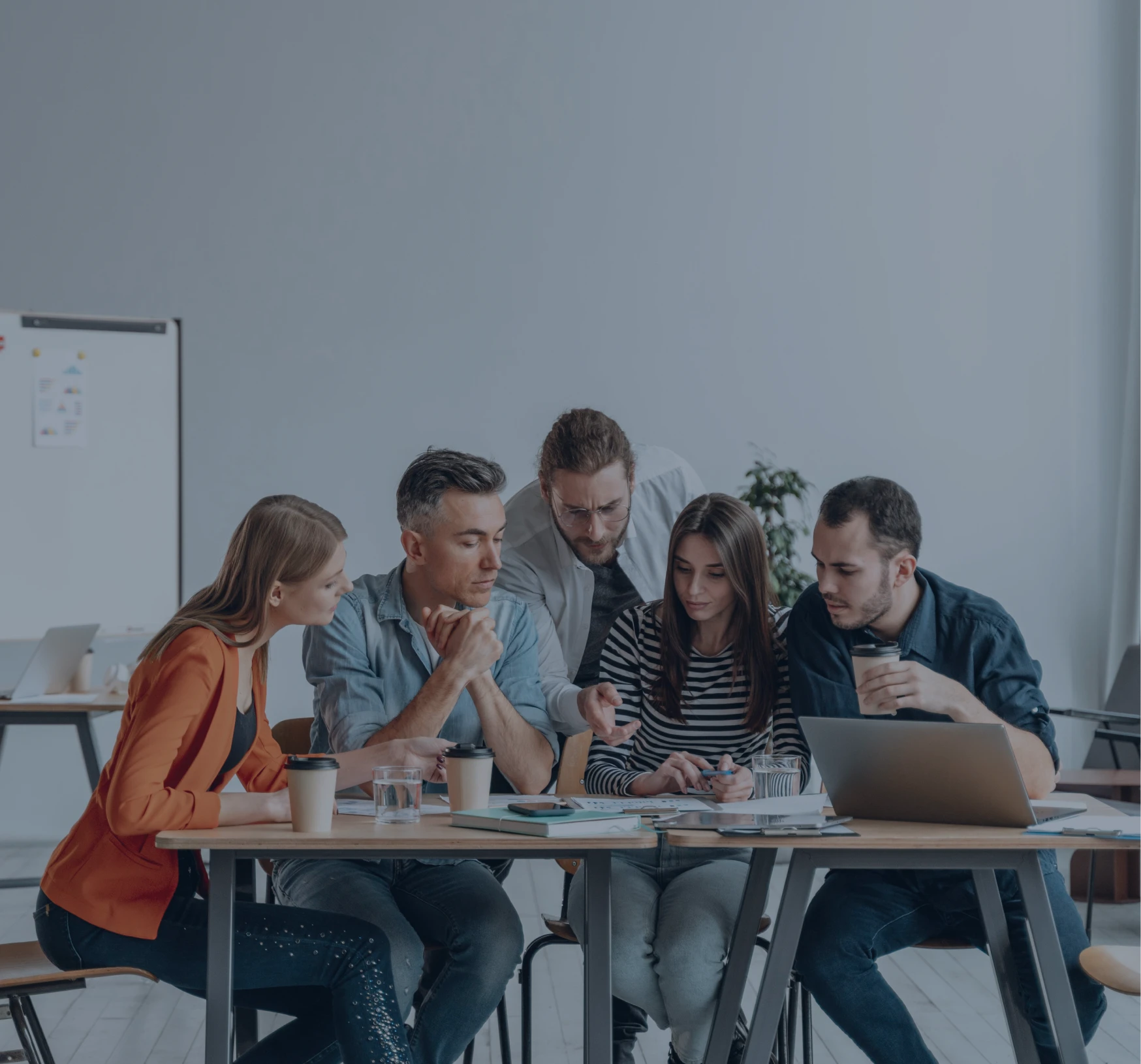 Equipe Innobyte devant un document